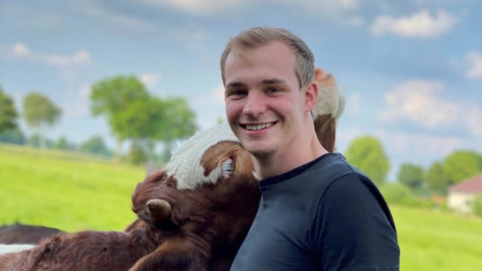 Philipp Pelzer mit einer Kuh