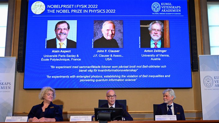 Hans Ellegren, Eva Olsson und Thors Hans Hansson verkünden die Gewinner des Nobelpreises