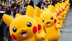 Touristen fotografieren Pikachu-Parade in Yokohama, Japan