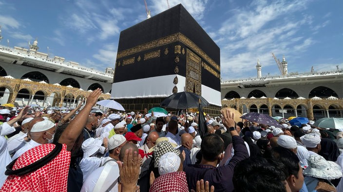 Muslimische Pilger umrunden die Kaaba, das kubische Gebäude der Großen Moschee, während der jährlichen Hadsch-Pilgerfahrt.