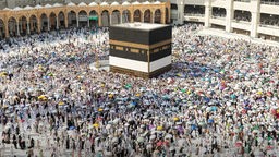 Pilger umrunden die Kaaba in Mekka