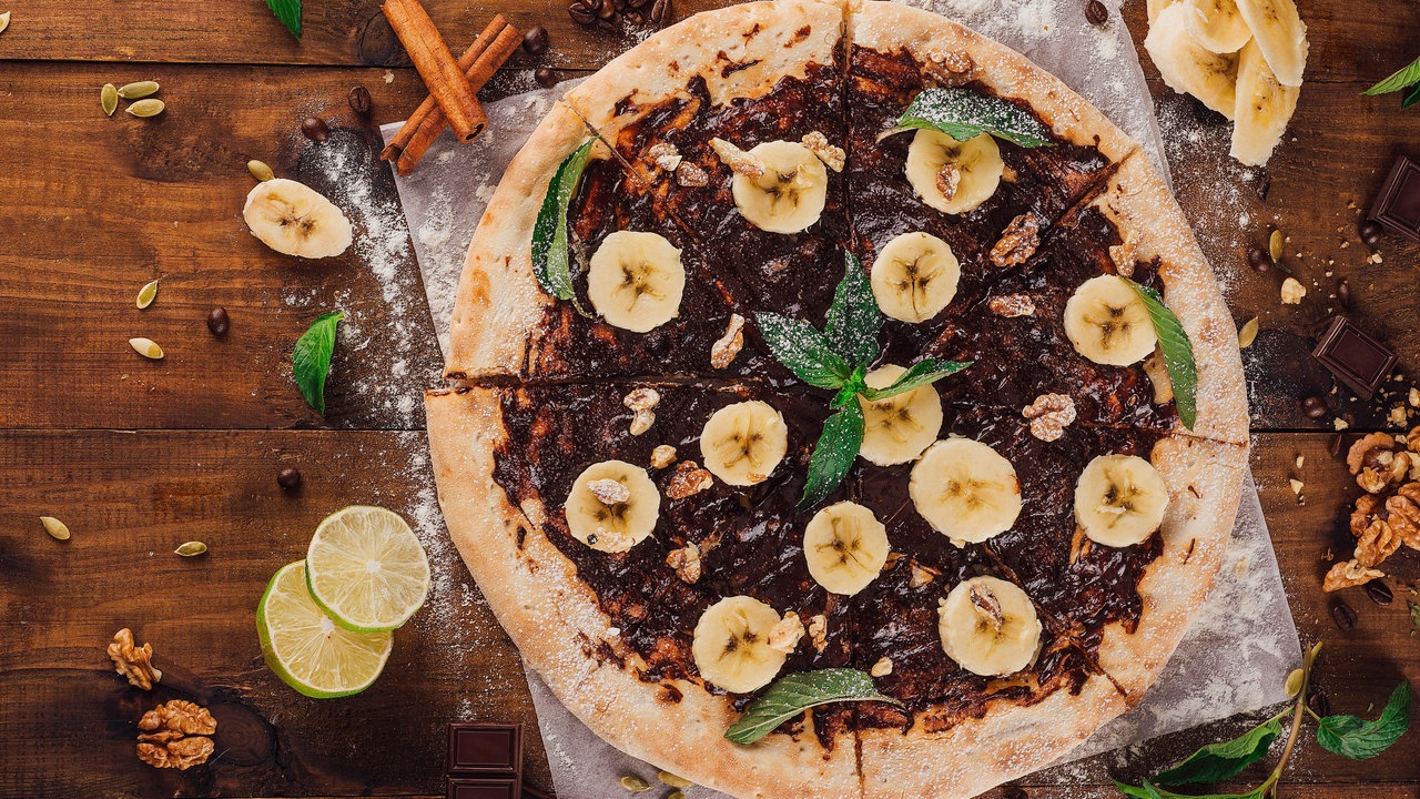 Pizza mit Schokolade und Banane