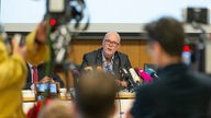 30.01.2019, NRW, Detmold: Kriminalhauptkomissar Gunnar Weiß spricht bei einer Pressekonferenz zu dem Festnahmen im Zusammenhang mit dem sexuellen Missbrauch auf einem Campingplatz.
