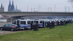 Polizei bei der PKK-Demo in Köln. Sie erwarten runt 15.000 Teilnehmer