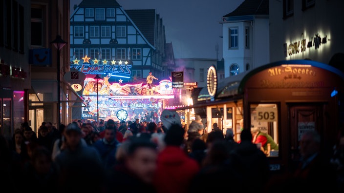 Menschen laufen über die Allerheiligenkirmes in der Altstadt von Soest