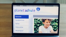 Laptop mit Internetseite von planet-schule.de