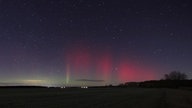 Sachsen-Anhalt, Jerichow: Polarlichter leuchten über Jerichow im Landkreis Jerichower Land. Ein Sonnensturm sorgte für Polarlichter auch über Deutschland