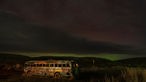 USA, Washtucna: Das bekannte Wahrzeichen «That NW Bus» steht am Straßenrand, während am Nachthimmel Polarlichter zu sehen sind.