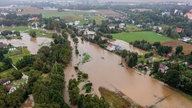 Polen, Krosnowice (Rengersdorf): Ein mit einer Drohne aufgenommenes Luftbild zeigt eine überschwemmte Straße nach starkem Regen im Südwesten Polens.