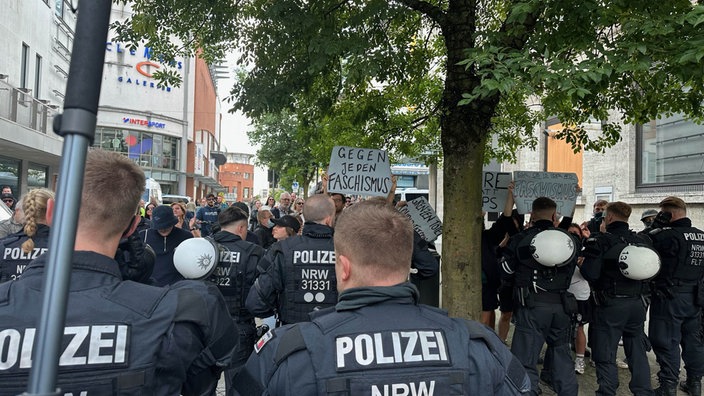 Nach Anschlag: Polizisten im Einsatz bei Kundgebung der Jungen Alternative und Gegendemonstrationen in Solingen