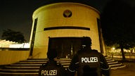 Polizisten sichern die jüdische Synagoge in Düsseldorf