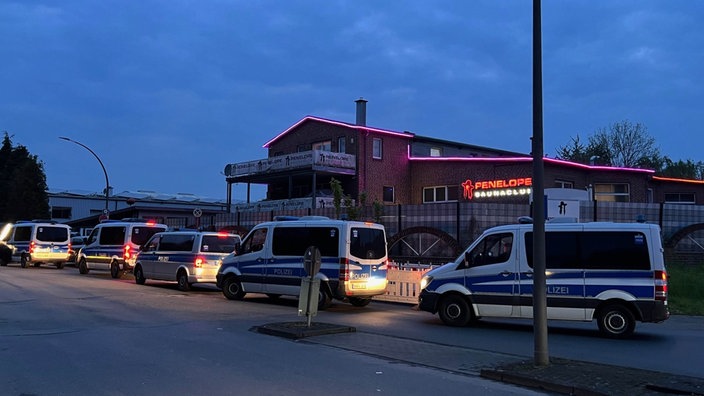 Polizeiwagen vor dem Penelope Saunaclub