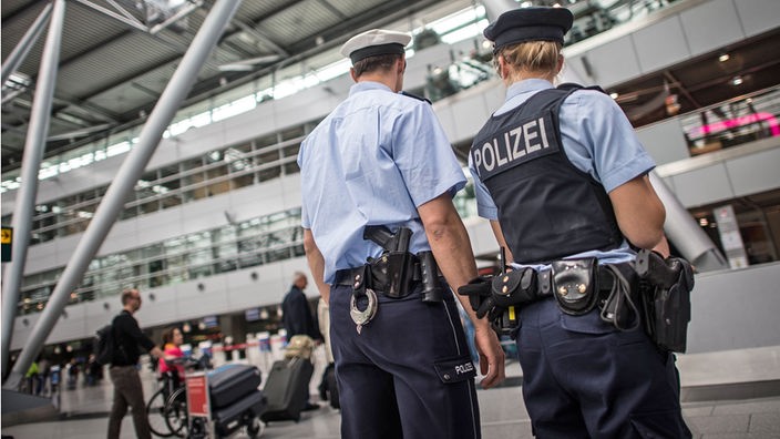 Polizeibeamte am Flughafen Düsseldorf; Archivfoto