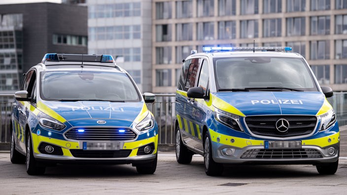 Nordrhein-Westfalen, Düsseldorf: Polizeiwagen vom Typ Mercedes Benz Vito und Ford S-Max stehen im Medienhafen