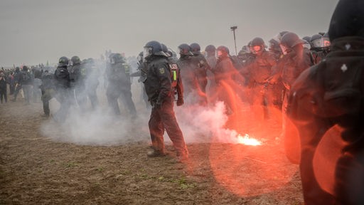  Gewalt zwischen Polizei und Demonstranten auf den Feldern vor Lützerath