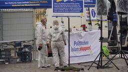 Polizei-Ermittler nach dem Messerangriff auf dem Mannheimer Marktplatz am Stand der Bürgerbewegung Pax Europa