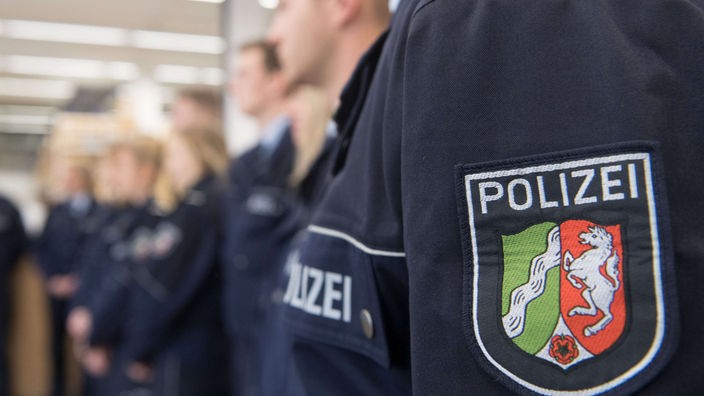 Angehende Polizisten stehen 2017 im nordrhein-westfälischen Landesamt für Zentrale Polizeiliche Dienste.