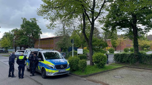 Polizei vor der Theo-Hespers-Gesamtschule in Mönchengladbach