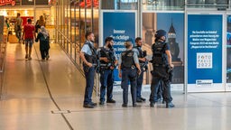 Polizisten stehen bewaffnet am Wuppertaler Hauptbahnhof