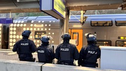 Einsatzkräfte der Polizei stehen an einem Gleis in Wuppertal