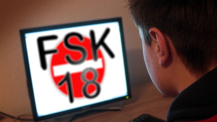 Jugendlicher schaut FSK18-Content