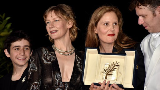 Die Gewinner:innen der Goldenen Palme in Cannes, Milo Machado Graner, Sandra Hüller (2. v.l.), Regisseurin Justine Triet und Antoine Reinartz.