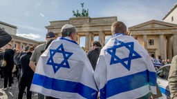 Menschen mit Israel-Flaggen bei einer Pro-Israel-Demonstration vor dem Brandenburger Tor