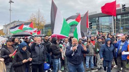 Demonstrierende mit Palästina-Flaggen vor dem Hauptbahnhof in Münster 