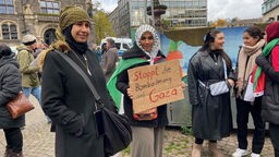 Zwei Frauen bei der Palästina-Kundgebung in Wuppertal. Am Samstag beteiligen sich nach Angaben der Polizei 400 Menschen an der Kundgebung