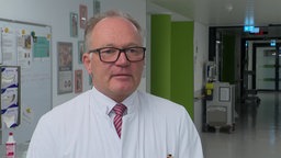 Prof. Dr. Rainer Ganschow steht im Flur eines Krankenhauses