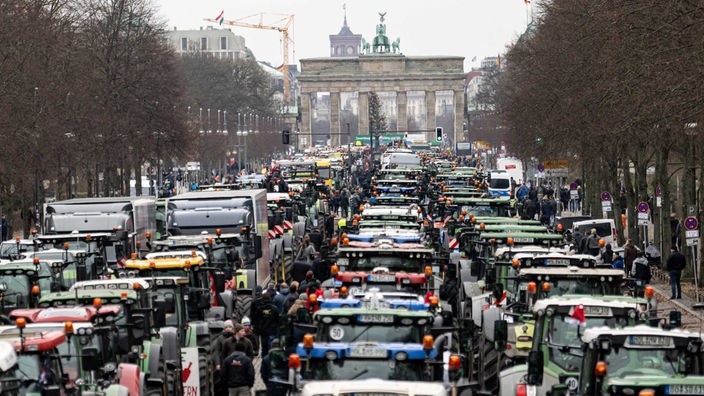 Landwirte nehmen mit Traktoren an einer Demonstration des Deutschen Bauernverbandes unter dem Motto «Zu viel ist zu viel! Jetzt ist Schluss!» vor dem Brandenburger Tor teil