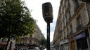 Ein Blitzer steht in einer Straße in Paris