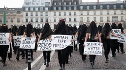 Protest gegen Gewalt an Frauen vor dem Pariser Louvre