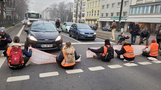 Aktivsten der Gruppe "Letzte Generation" blockieren in Düsseldorf eine Kreuzung