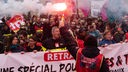 Demonstranten auf der Straße bei Protesten gegen die geplante Rentenreform in Frankreich.