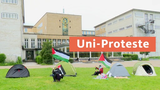 Ein Pro-Palästina-Camp mit vier Zelten auf der Uniwiese hinter dem Hauptgebäude der Uni Köln