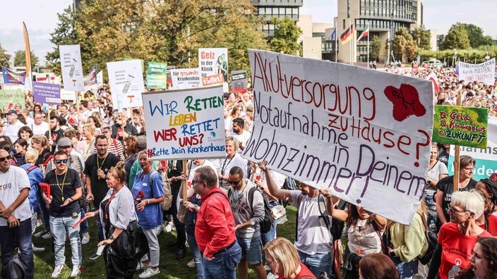 Mitarbeiter von Krankenhäusern demonstrieren vor dem NRW-Landtag in Düsseldorf 