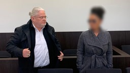 Frau mit ihrem Verteidiger im Gerichtsaal