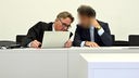 Duisburg: Der Angeklagte (r) wartet am 12.07.2024 mit seinem Anwalt Andreas Kerkhof auf den Beginn des Prozesses