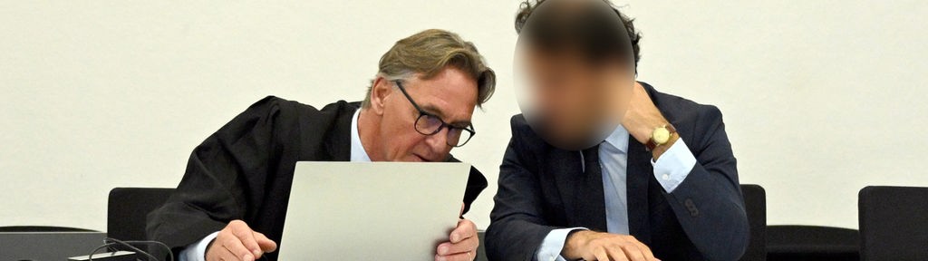 Duisburg: Der Angeklagte (r) wartet am 12.07.2024 mit seinem Anwalt Andreas Kerkhof auf den Beginn des Prozesses