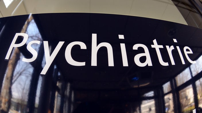 Ein Schild mit der Aufschrift "Psychiatrie" an einem Gebäude im Bezirksklinikum in Regensburg