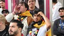 Fans schauen das EM-Viertelfinale Deutschland-Spanien beim Public Viewing in Köln am Heumarkt. Einige schauen verärgert