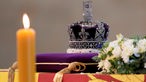 Die kaiserliche Staatskrone liegt auf dem Sarg von Königin Elizabeth II., der in der Westminster Hall aufgebahrt wird.