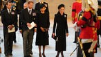 Peter Phillips (l-r), Harry, Herzog von Sussex, Meghan, Herzogin von Sussex und Kate, Prinzessin von Wales, folgen den Trägern, die den Sarg von Königin Elizabeth II.