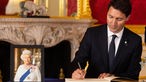 Premierminister von Kanada Justin Trudeau unterzeichnet ein Kondolenzbuch im Lancaster House nach dem Tod von Königin Elizabeth II