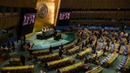 Teilnehmer einer Generalversammlung stehen schweigend während einer Hommage an die britische Königin Elizabeth im Hauptquartier der Vereinten Nationen in New York