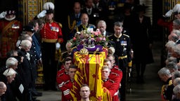 Mitglieder der königlichen Familie folgen dem Sarg von Königin Elizabeth II. nach der Trauerfeier vor der Beisetzung von Königin Elizabeth II. in der Westminster Abbey.
