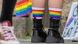 Stiefel mit Regenbogensocken 