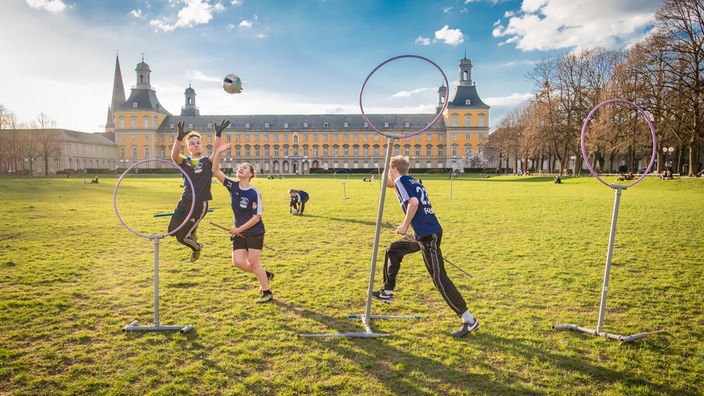Quidditch-Spieler der "Rheinos Bonn" trainieren am 04.04.2016 im Hofgarten in Bonn.