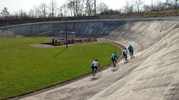 Vier Fahrradfahrer auf Radrennbahn Bielefeld